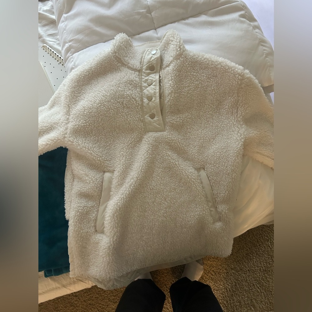 New Athleta Sherpa Snap Front Pullover in XS and White! Kangaroo pocket zipper